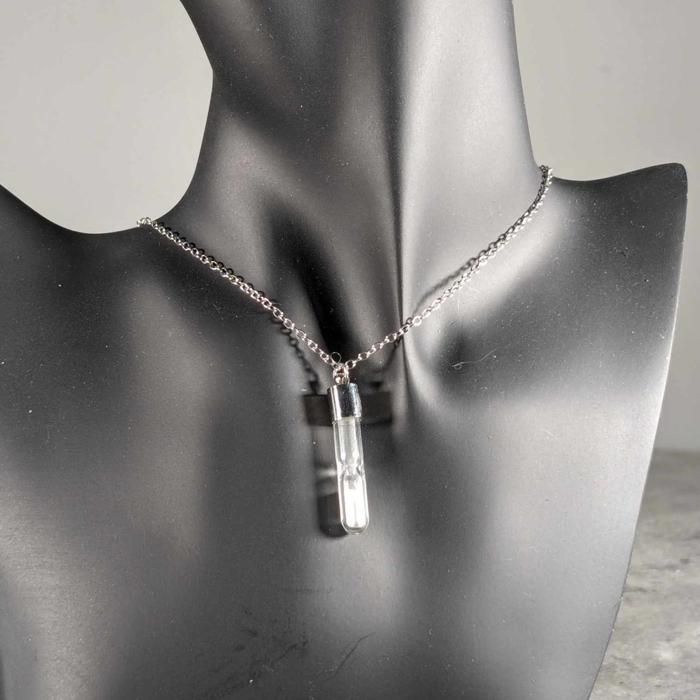 NWT /NIB It Glows Neckace with silver plated chain